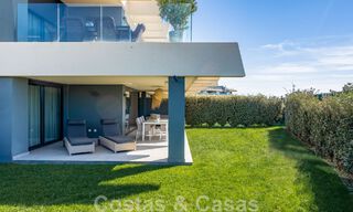 Eigentijds hoek appartement te koop met een grote privétuin op de begeerde New Golden Mile tussen Marbella en Estepona 47168 