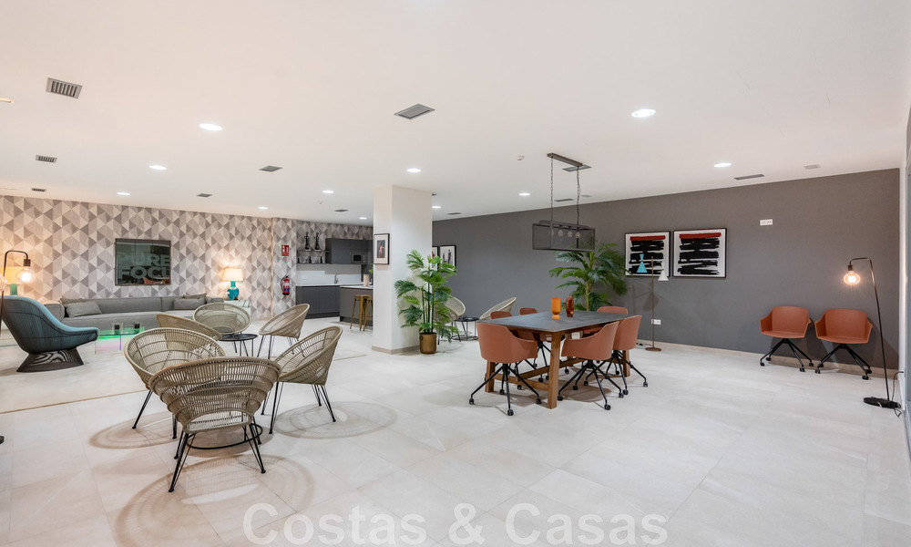 Eigentijds hoek appartement te koop met een grote privétuin op de begeerde New Golden Mile tussen Marbella en Estepona 47171