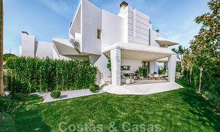 Instapklare, moderne villa te koop ingericht door Tom Ford, met panoramisch zeezicht, dicht bij alle voorzieningen, in het hartje van Nueva Andalucia, Marbella 47211 