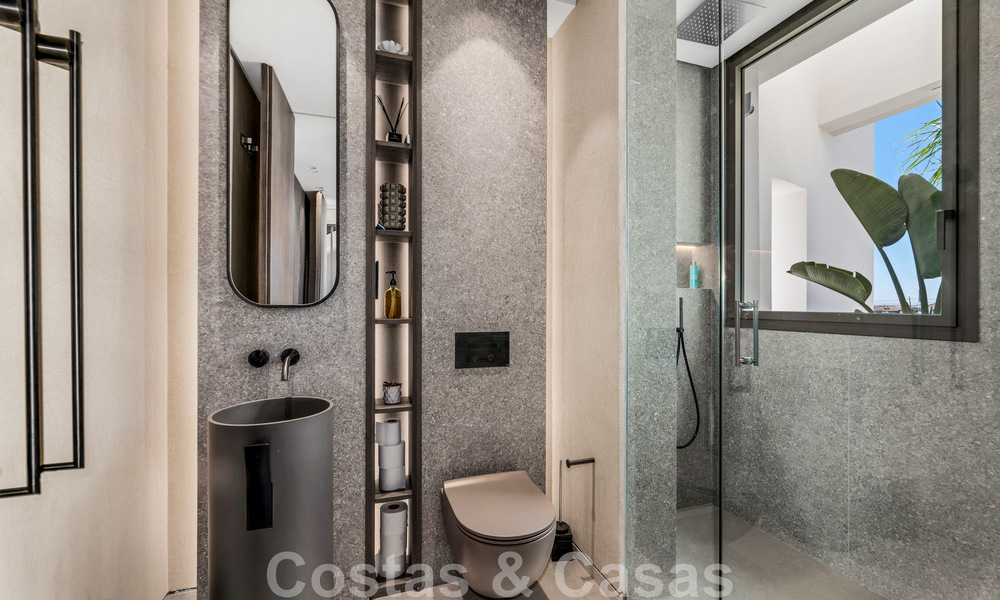 Instapklare, moderne villa te koop ingericht door Tom Ford, met panoramisch zeezicht, dicht bij alle voorzieningen, in het hartje van Nueva Andalucia, Marbella 47227