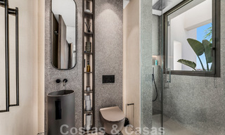 Instapklare, moderne villa te koop ingericht door Tom Ford, met panoramisch zeezicht, dicht bij alle voorzieningen, in het hartje van Nueva Andalucia, Marbella 47227 