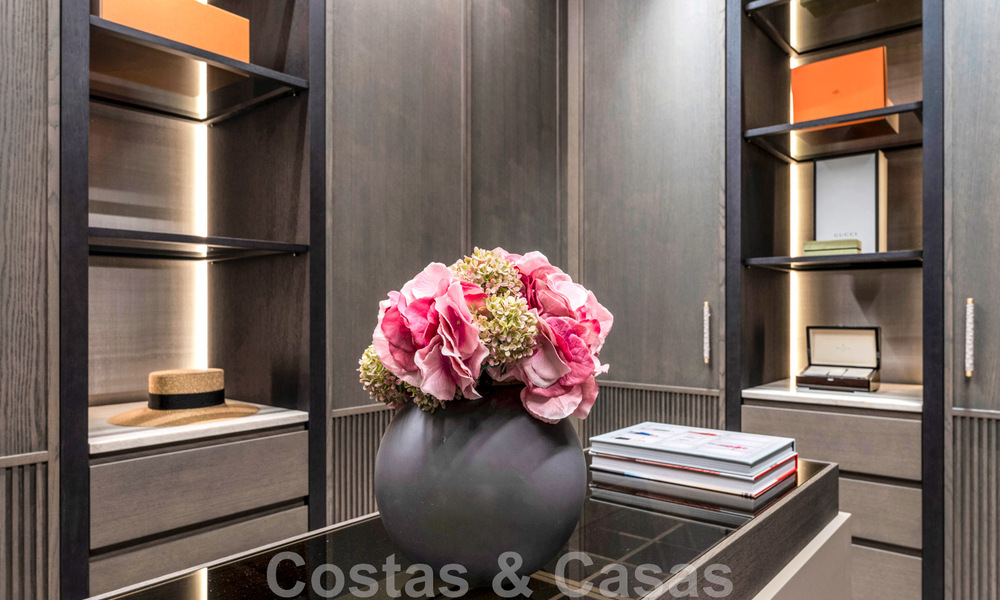 Instapklare, moderne villa te koop ingericht door Tom Ford, met panoramisch zeezicht, dicht bij alle voorzieningen, in het hartje van Nueva Andalucia, Marbella 47230