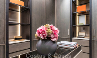 Instapklare, moderne villa te koop ingericht door Tom Ford, met panoramisch zeezicht, dicht bij alle voorzieningen, in het hartje van Nueva Andalucia, Marbella 47230 