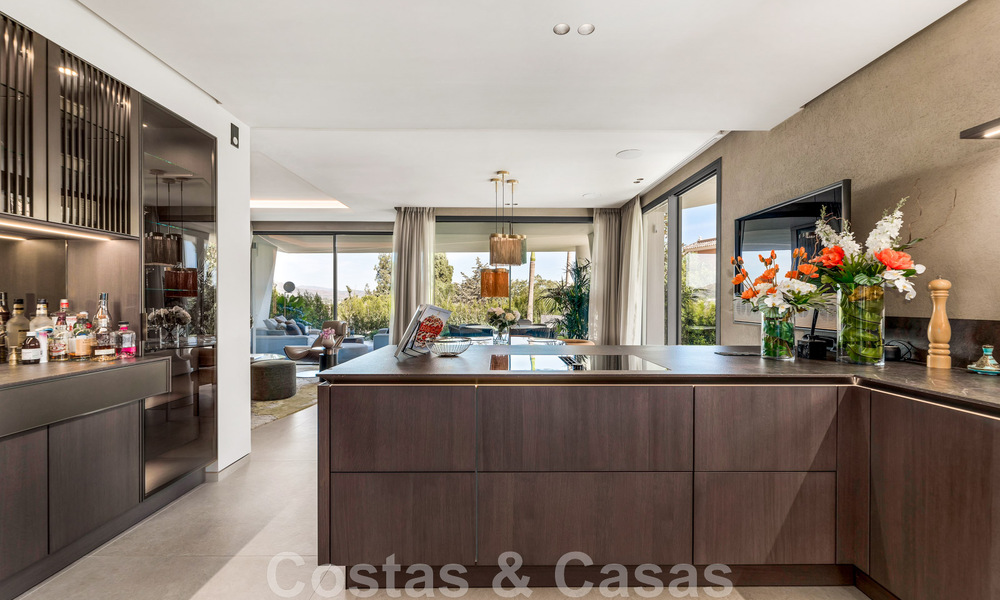 Instapklare, moderne villa te koop ingericht door Tom Ford, met panoramisch zeezicht, dicht bij alle voorzieningen, in het hartje van Nueva Andalucia, Marbella 47233