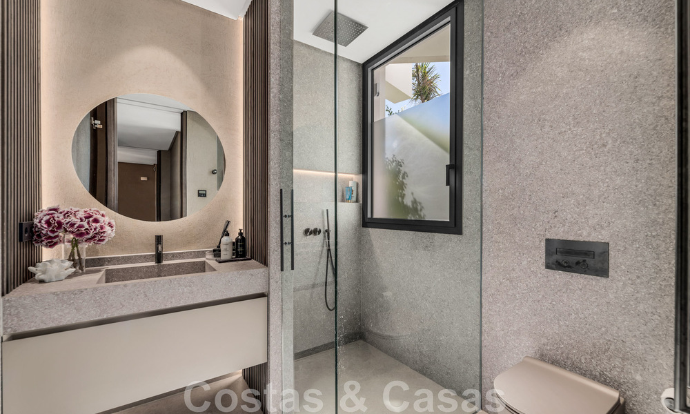 Instapklare, moderne villa te koop ingericht door Tom Ford, met panoramisch zeezicht, dicht bij alle voorzieningen, in het hartje van Nueva Andalucia, Marbella 47234