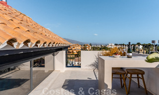 Nieuw op de markt! Unieke villa te koop, met gezellige buitenruimtes en panoramische zichten in Nueva Andalucia, Marbella. Op wandelafstand van Puerto Banus. 47569 