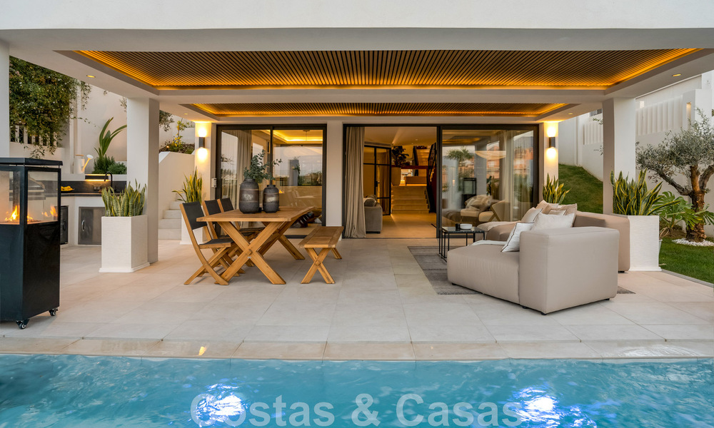 Nieuw op de markt! Unieke villa te koop, met gezellige buitenruimtes en panoramische zichten in Nueva Andalucia, Marbella. Op wandelafstand van Puerto Banus. 47583
