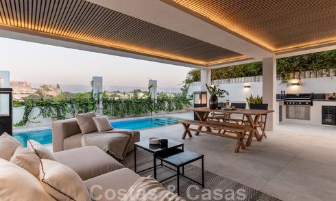 Nieuw op de markt! Unieke villa te koop, met gezellige buitenruimtes en panoramische zichten in Nueva Andalucia, Marbella. Op wandelafstand van Puerto Banus. 47584