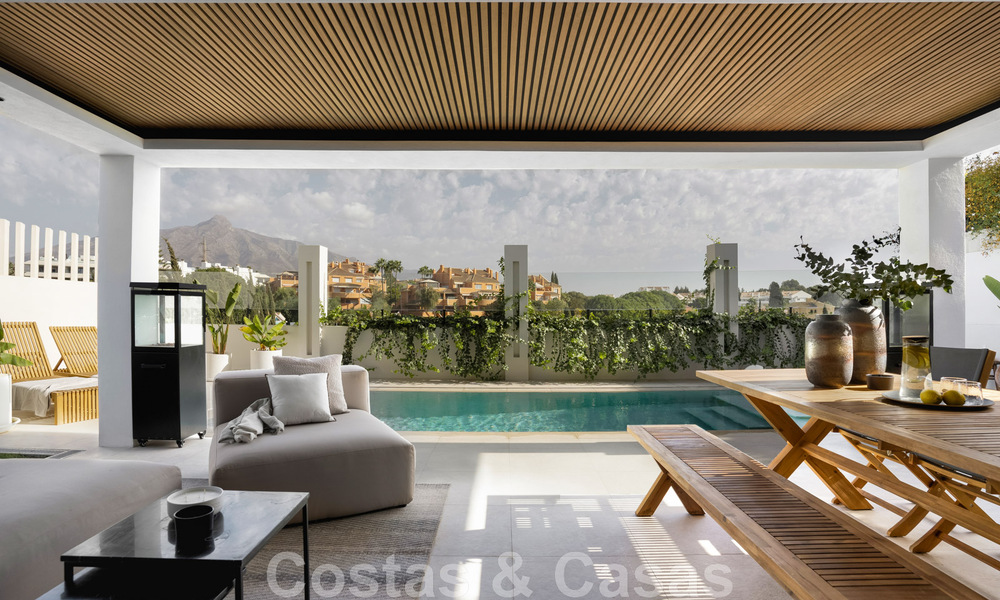 Nieuw op de markt! Unieke villa te koop, met gezellige buitenruimtes en panoramische zichten in Nueva Andalucia, Marbella. Op wandelafstand van Puerto Banus. 47587