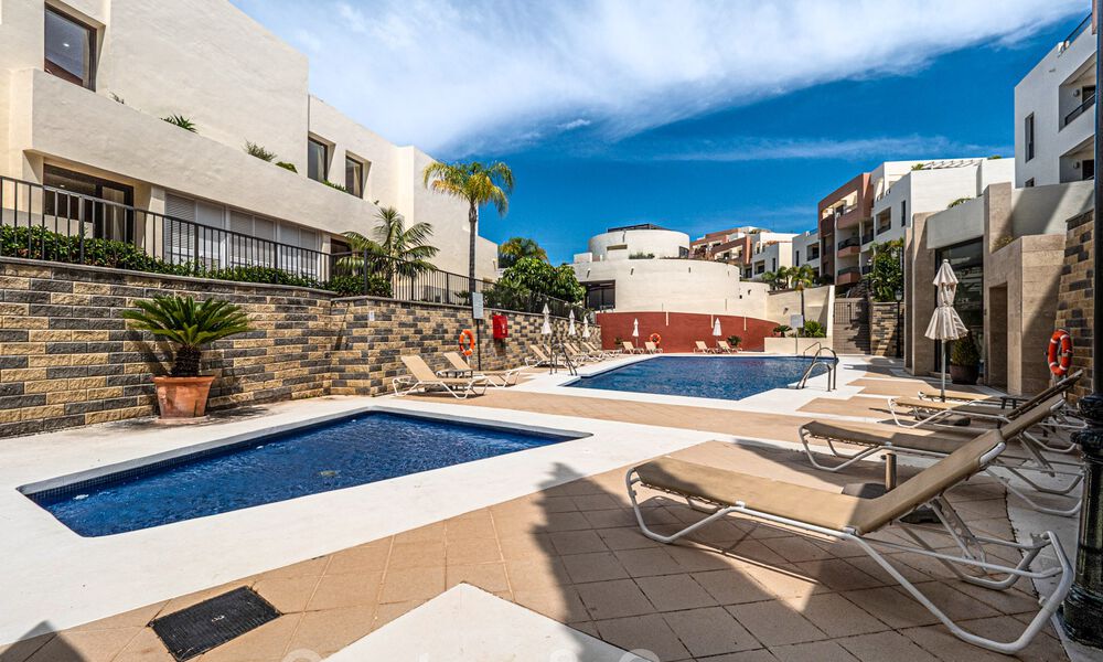 Modern 3 slaapkamers-penthouse te koop, op één niveau, zuid gericht met zeezicht in de heuvels van Los Monteros, Oost Marbella 47424