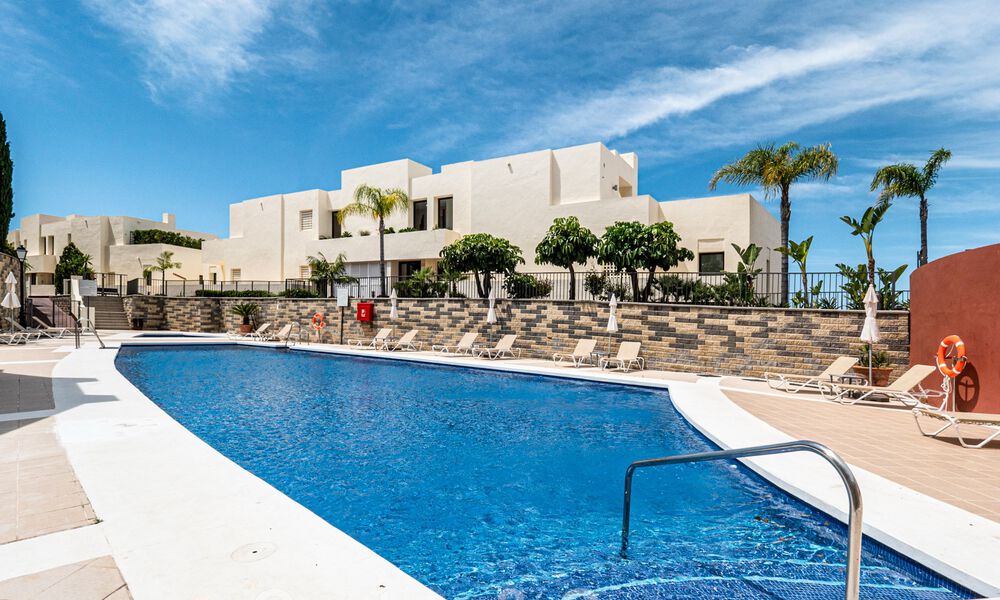 Modern 3 slaapkamers-penthouse te koop, op één niveau, zuid gericht met zeezicht in de heuvels van Los Monteros, Oost Marbella 47427