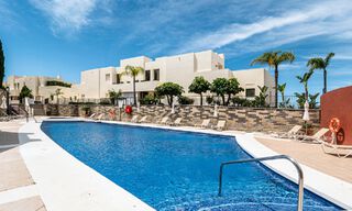 Modern 3 slaapkamers-penthouse te koop, op één niveau, zuid gericht met zeezicht in de heuvels van Los Monteros, Oost Marbella 47427 