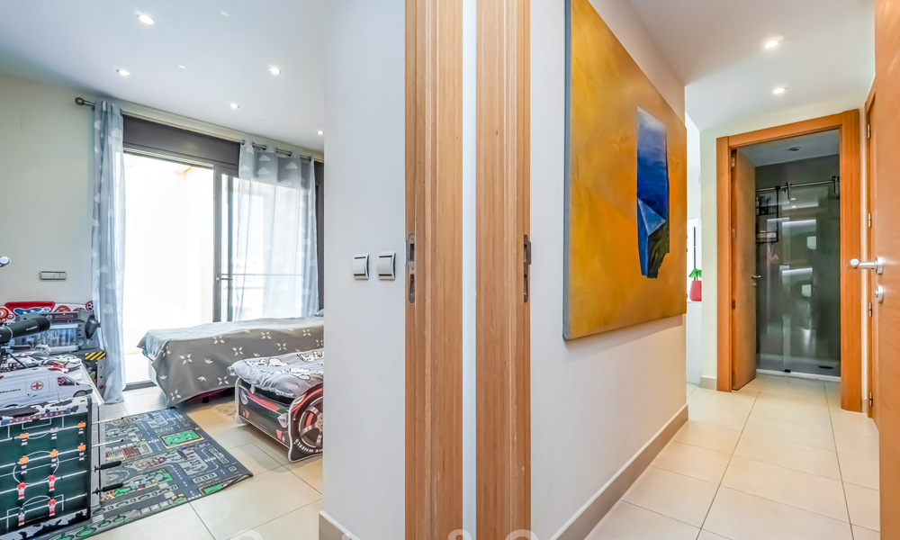 Modern 3 slaapkamers-penthouse te koop, op één niveau, zuid gericht met zeezicht in de heuvels van Los Monteros, Oost Marbella 47433