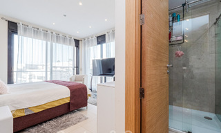 Modern 3 slaapkamers-penthouse te koop, op één niveau, zuid gericht met zeezicht in de heuvels van Los Monteros, Oost Marbella 47436 