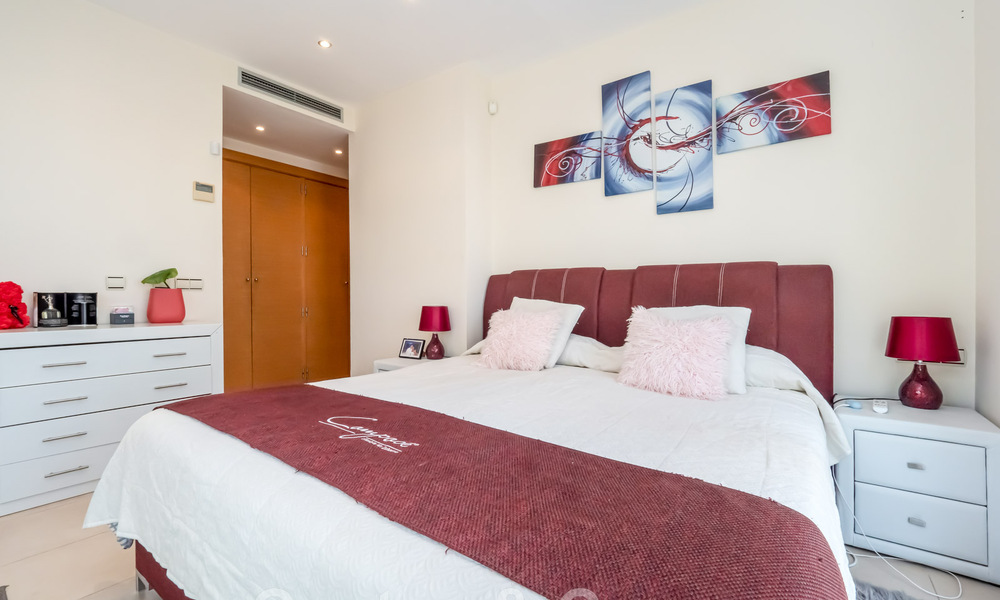 Modern 3 slaapkamers-penthouse te koop, op één niveau, zuid gericht met zeezicht in de heuvels van Los Monteros, Oost Marbella 47438