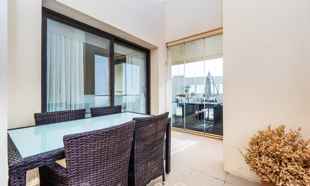 Modern 3 slaapkamers-penthouse te koop, op één niveau, zuid gericht met zeezicht in de heuvels van Los Monteros, Oost Marbella 47443