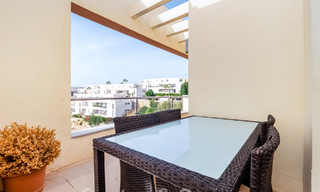 Modern 3 slaapkamers-penthouse te koop, op één niveau, zuid gericht met zeezicht in de heuvels van Los Monteros, Oost Marbella 47444 