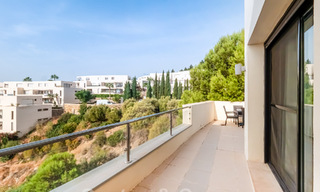 Modern 3 slaapkamers-penthouse te koop, op één niveau, zuid gericht met zeezicht in de heuvels van Los Monteros, Oost Marbella 47445 