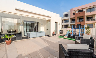 Modern 3 slaapkamers-penthouse te koop, op één niveau, zuid gericht met zeezicht in de heuvels van Los Monteros, Oost Marbella 47447 
