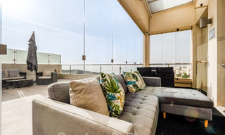 Modern 3 slaapkamers-penthouse te koop, op één niveau, zuid gericht met zeezicht in de heuvels van Los Monteros, Oost Marbella 47449 