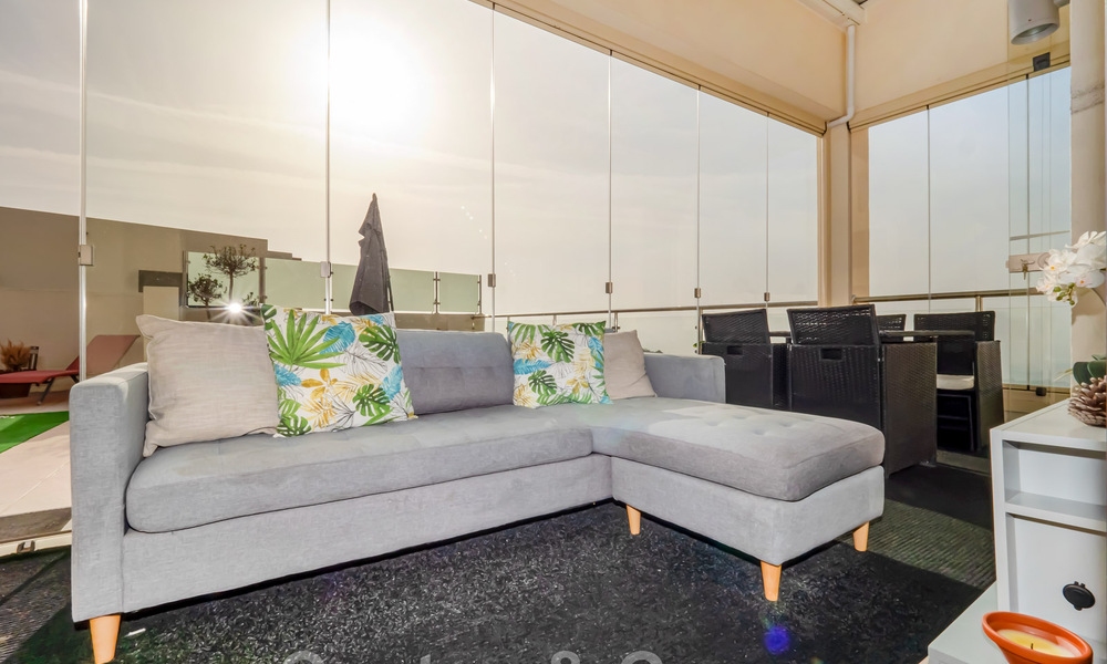 Modern 3 slaapkamers-penthouse te koop, op één niveau, zuid gericht met zeezicht in de heuvels van Los Monteros, Oost Marbella 47450