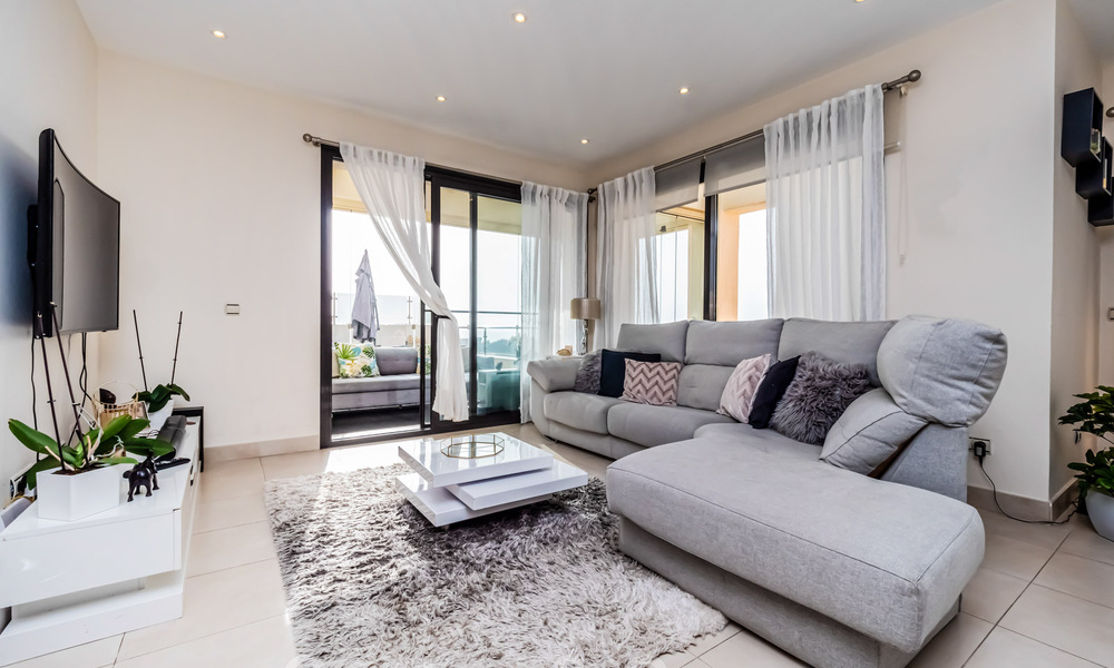 Modern 3 slaapkamers-penthouse te koop, op één niveau, zuid gericht met zeezicht in de heuvels van Los Monteros, Oost Marbella 47451