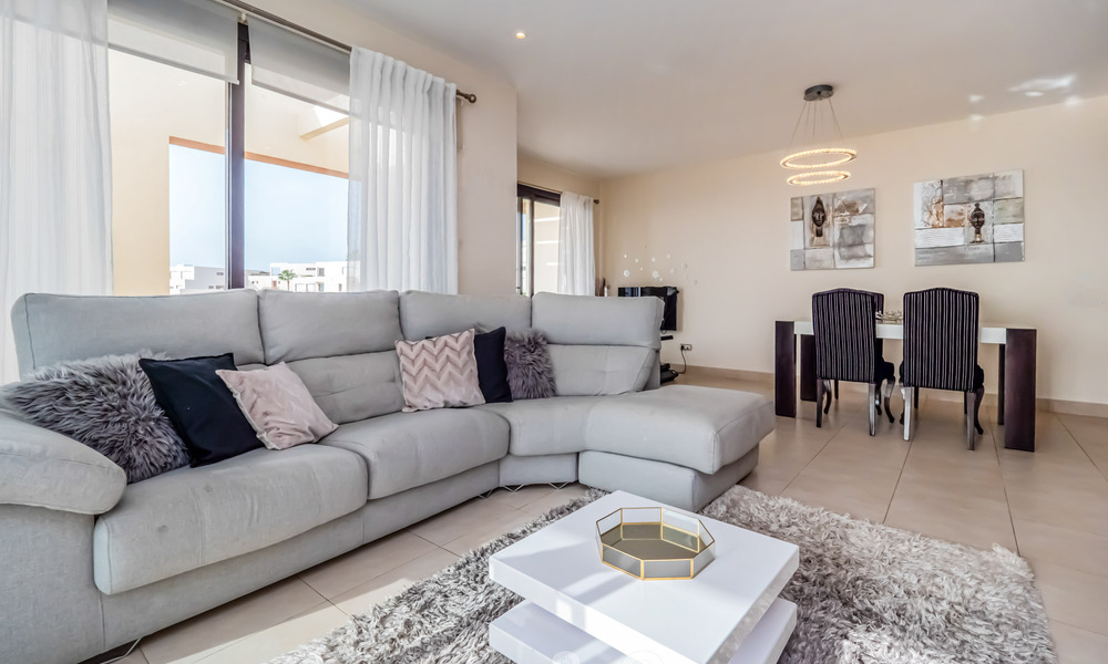 Modern 3 slaapkamers-penthouse te koop, op één niveau, zuid gericht met zeezicht in de heuvels van Los Monteros, Oost Marbella 47452