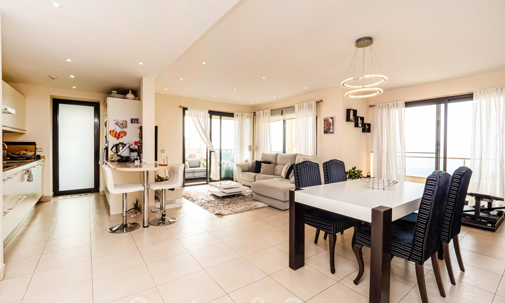 Modern 3 slaapkamers-penthouse te koop, op één niveau, zuid gericht met zeezicht in de heuvels van Los Monteros, Oost Marbella 47454