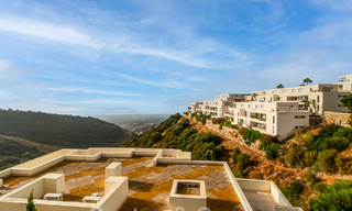 Modern 3 slaapkamers-penthouse te koop, op één niveau, zuid gericht met zeezicht in de heuvels van Los Monteros, Oost Marbella 47455 