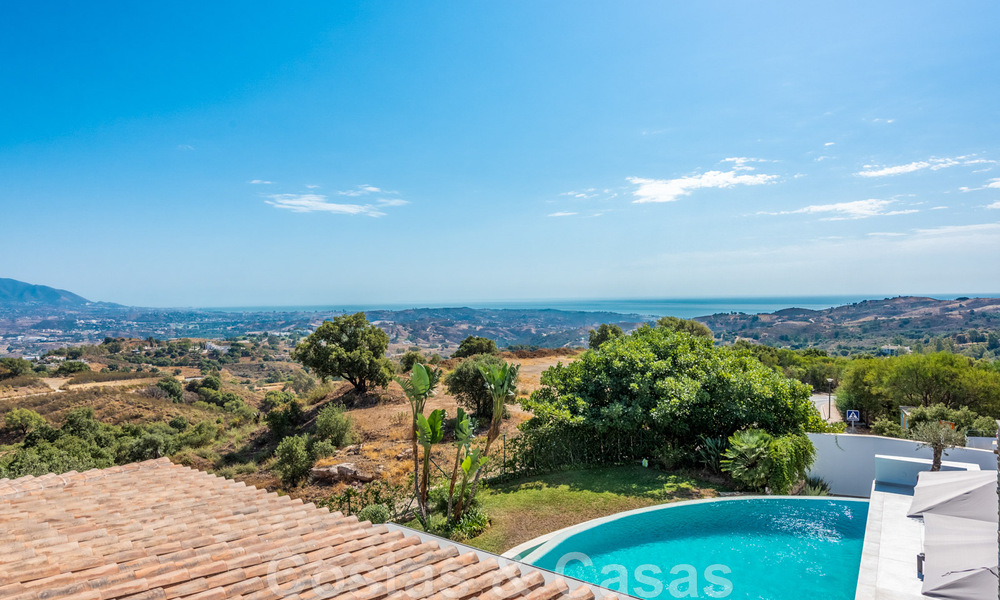 Vrijstaande, Andalusische villa te koop met panoramisch berg- en zeezicht in een exclusieve urbanisatie te Oost Marbella 47357