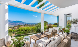 Vrijstaande, Andalusische villa te koop met panoramisch berg- en zeezicht in een exclusieve urbanisatie te Oost Marbella 47360 