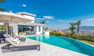 Vrijstaande, Andalusische villa te koop met panoramisch berg- en zeezicht in een exclusieve urbanisatie te Oost Marbella 47373 