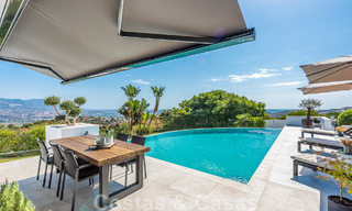 Vrijstaande, Andalusische villa te koop met panoramisch berg- en zeezicht in een exclusieve urbanisatie te Oost Marbella 47374 