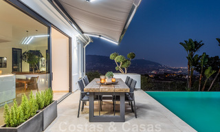 Vrijstaande, Andalusische villa te koop met panoramisch berg- en zeezicht in een exclusieve urbanisatie te Oost Marbella 47380 