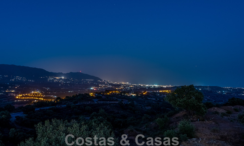 Vrijstaande, Andalusische villa te koop met panoramisch berg- en zeezicht in een exclusieve urbanisatie te Oost Marbella 47384