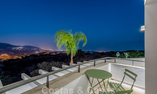 Vrijstaande, Andalusische villa te koop met panoramisch berg- en zeezicht in een exclusieve urbanisatie te Oost Marbella 47385 