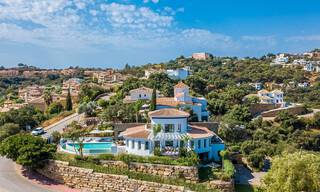 Vrijstaande, Andalusische villa te koop met panoramisch berg- en zeezicht in een exclusieve urbanisatie te Oost Marbella 47387 