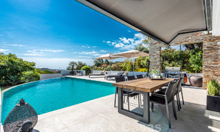 Vrijstaande, Andalusische villa te koop met panoramisch berg- en zeezicht in een exclusieve urbanisatie te Oost Marbella 47389 