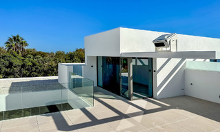 Instapklaar, exclusieve high-end haflvrijstaande villa te koop op loopafstand van Puerto Banus in Nueva Andalucia, Marbella 61007 