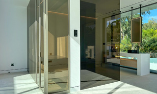 Instapklaar, exclusieve high-end haflvrijstaande villa te koop op loopafstand van Puerto Banus in Nueva Andalucia, Marbella 61017 