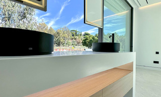 Instapklaar, exclusieve high-end haflvrijstaande villa te koop op loopafstand van Puerto Banus in Nueva Andalucia, Marbella 61019 