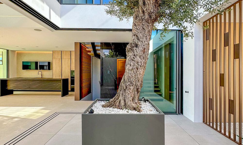 Instapklaar, exclusieve high-end haflvrijstaande villa te koop op loopafstand van Puerto Banus in Nueva Andalucia, Marbella 61021