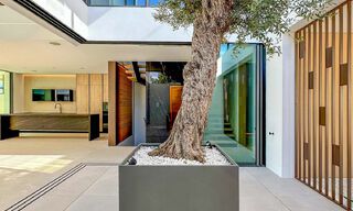 Instapklaar, exclusieve high-end haflvrijstaande villa te koop op loopafstand van Puerto Banus in Nueva Andalucia, Marbella 61021 