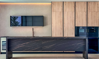 Instapklaar, exclusieve high-end haflvrijstaande villa te koop op loopafstand van Puerto Banus in Nueva Andalucia, Marbella 61022 