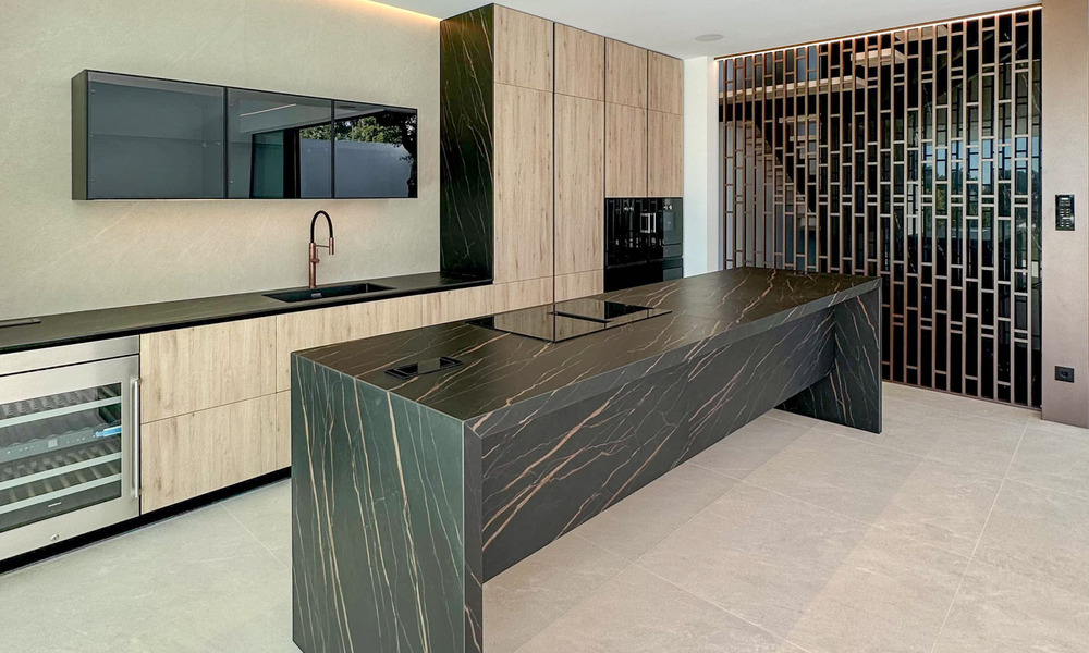 Instapklaar, exclusieve high-end haflvrijstaande villa te koop op loopafstand van Puerto Banus in Nueva Andalucia, Marbella 61025