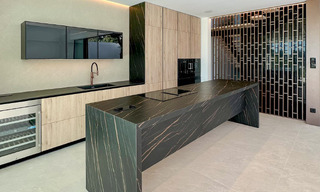 Instapklaar, exclusieve high-end haflvrijstaande villa te koop op loopafstand van Puerto Banus in Nueva Andalucia, Marbella 61025 