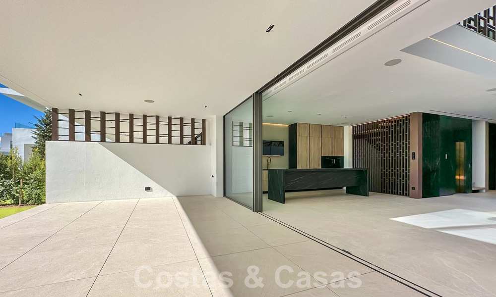 Instapklaar, exclusieve high-end haflvrijstaande villa te koop op loopafstand van Puerto Banus in Nueva Andalucia, Marbella 61026