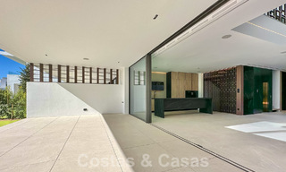 Instapklaar, exclusieve high-end haflvrijstaande villa te koop op loopafstand van Puerto Banus in Nueva Andalucia, Marbella 61026 