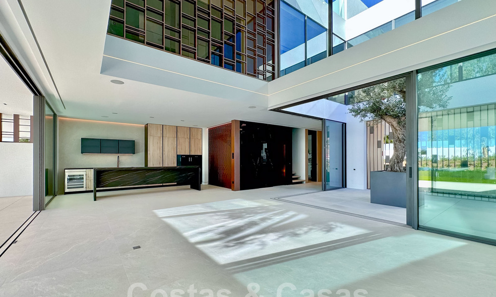 Instapklaar, exclusieve high-end haflvrijstaande villa te koop op loopafstand van Puerto Banus in Nueva Andalucia, Marbella 61027