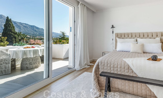 Vrijstaande mediterrane villa te koop op loopafstand van voorzieningen met uitzicht op de golfvallei en berglandschap in Nueva Andalucia, Marbella 47543 